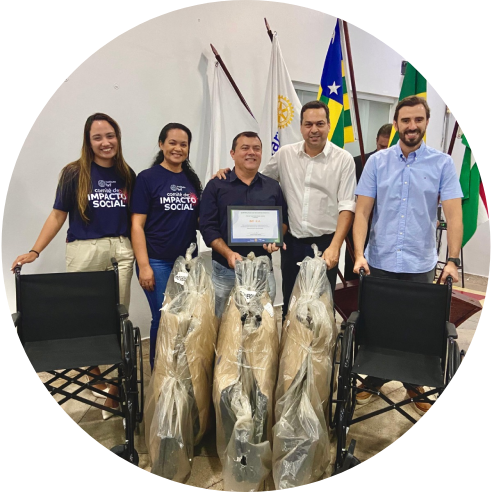 Foto de voluntárias e voluntários do Instituto MBRF na cerimônia de entrega das cadeiras de rodas.