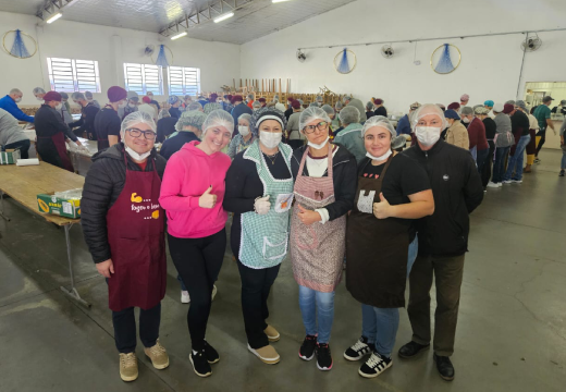 Foto posada de seis pessoas voluntárias que participaram da produção e venda das pizzas.