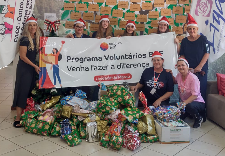 Foto dos voluntários segurando a faixa do Programa Voluntários BRF com a frase. “Venha fazer a diferença – Unidade de Marau”.