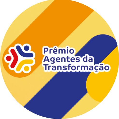 Arte em fundo amarelo com linhas paralelas nas cores laranja, azul e amarelo. À esquerda há o ícone de três pessoas formando um círculo e o texto "Prêmio Agentes da Transformação".