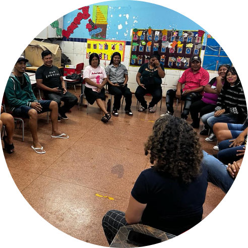 Foto de um grupo de mulheres e homens, dentre eles Jennifer França, do Instituto BRF, sentados em um círculo dentro de uma sala de aula.