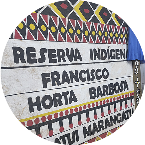 Foto de uma parede da Escola Tengatuí Marangatu com temática indígena e o texto Reserva indígena Francisco Horto Barbosa. Tengatui Marangatu.