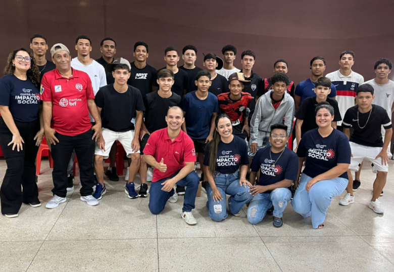 Foto de um grupo de participantes do Projeto Atleta Caneta de Ouro. Alguns estão agachados na frente, enquanto o restante permanece em pé ao fundo.