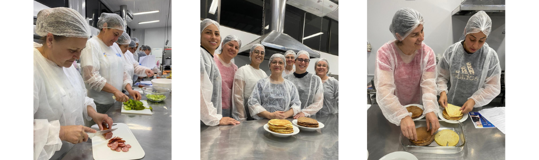 Fila de três imagens. Imagem 1 - Um grupo de mulheres usando toucas e jalecos de proteção, cortando alimentos. Imagem 2 - Sete pessoas, todas com toucas e jalecos de proteção, sorrindo para a câmera. À frente delas, sobre a mesa metálica, estão dois pratos de panquecas. Imagem 3 - Duas mulheres, também com toucas e jalecos de proteção, colocando panquecas de um prato em um recipiente de vidro.