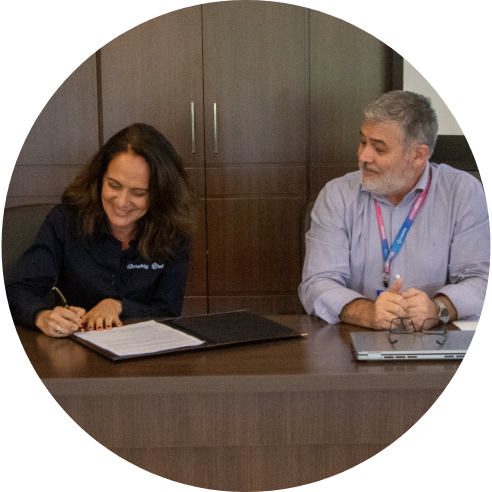 Foto de Raquel Ogando assinando o documento de parceria entre o Instituto BRF e a UNIVATES.