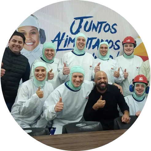 Foto de Caique com a liderança e operação da unidade de Lajeado.