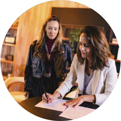 Foto de Raquel Ogando, presidente do Instituto MBRF, assinando documento da parceria com o Instituto Caldeira.