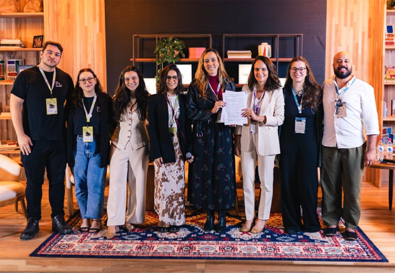 Foto com representantes do Instituto Caldeira com a presidente do Instituto Raquel Ogando, Gabriele Candido, coordenadora e Caique Silva, analista de impacto social do Instituto MBRF.