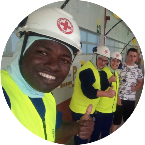 Foto de integrantes da equipe de segurança, usando capacetes e coletes amarelos.