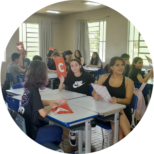 Foto dos jovens em sala de aula participando das atividades de PDCA e 5S.
