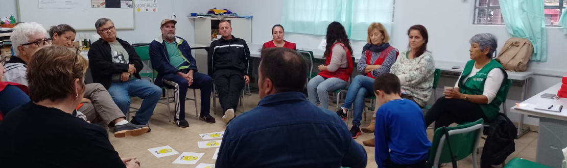 Foto de uma das turmas da TCI dentro de uma sala de aula sentadas em um círculo.