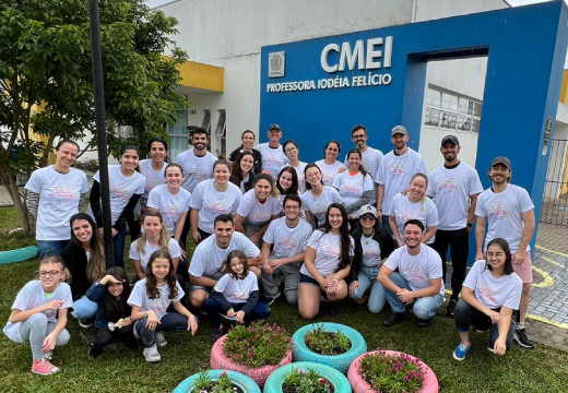 Foto de um grupo de voluntárias e voluntários do Instituto BRF em frente a uma escola.