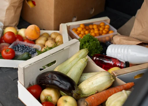 Foto de caixotes com alimentos em diferentes estados de conservação.