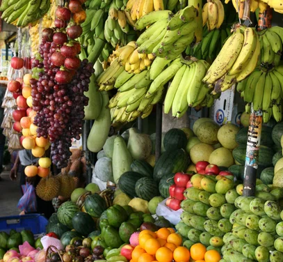 Foto de uma banca de feira cheia de frutas.