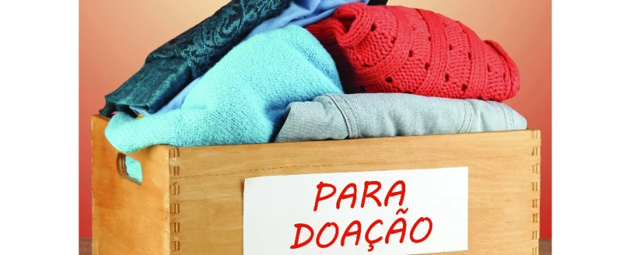 Acompanha de arrecadação de roupas